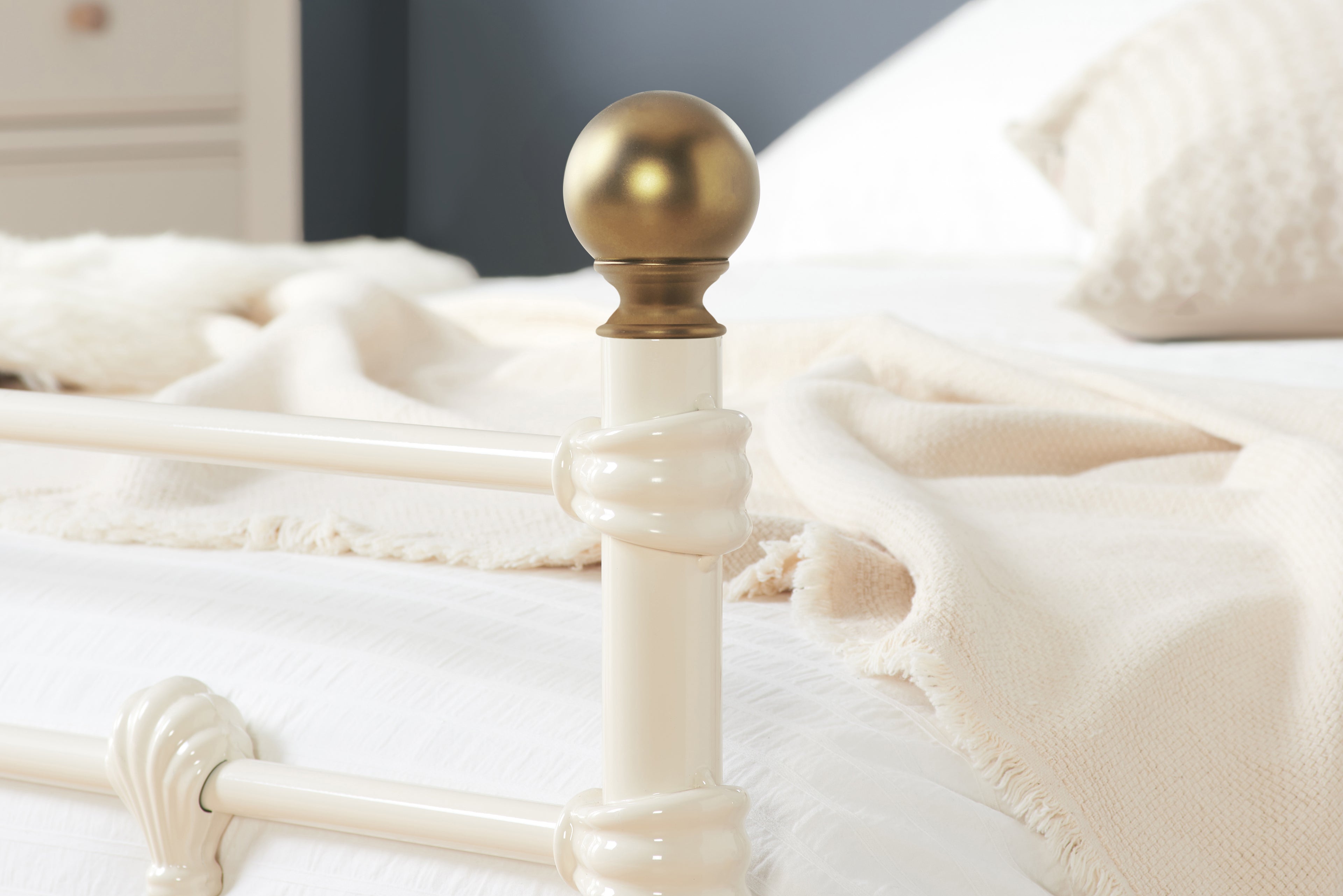 135cm Atlas Bed Cream