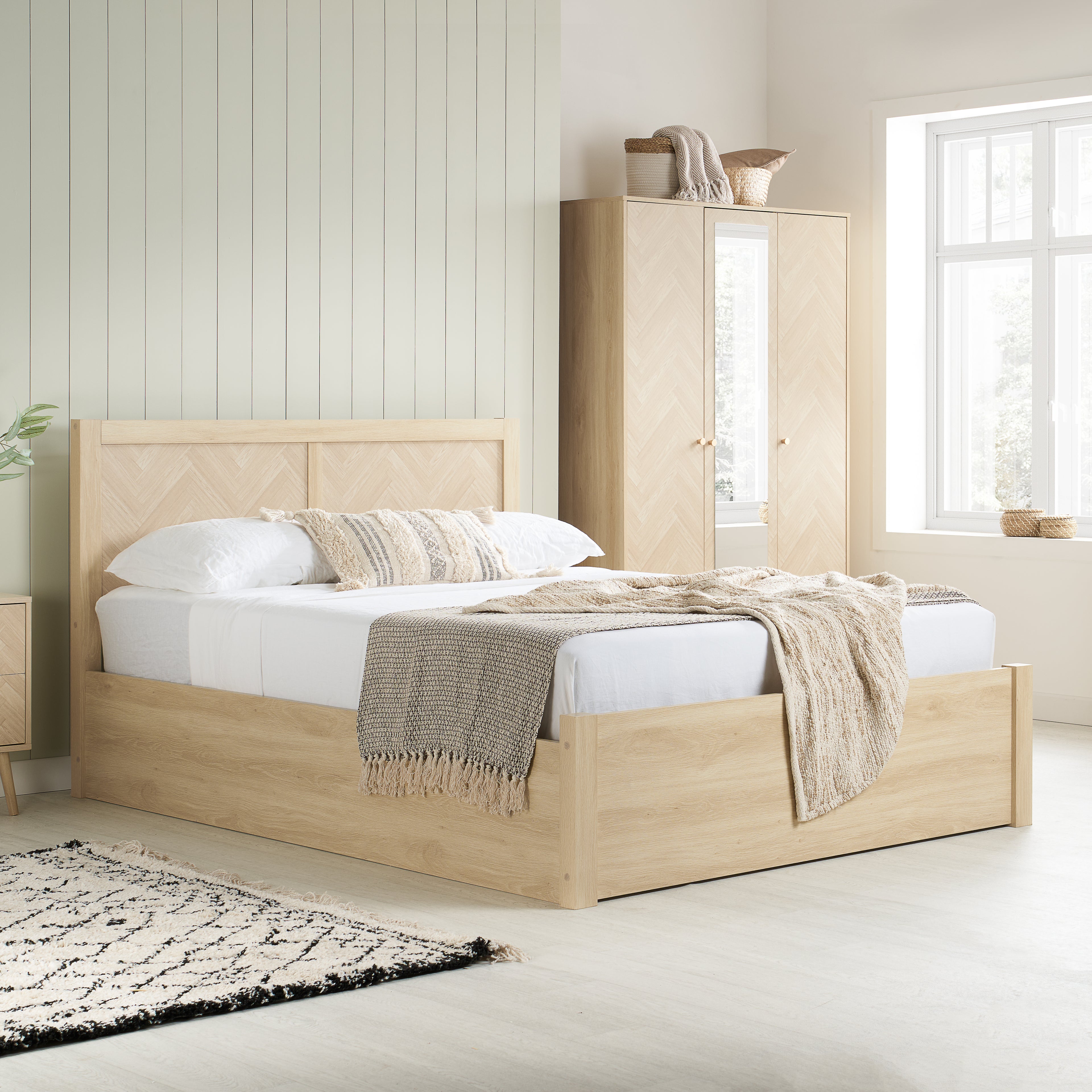 Herringford King Ottoman Bed